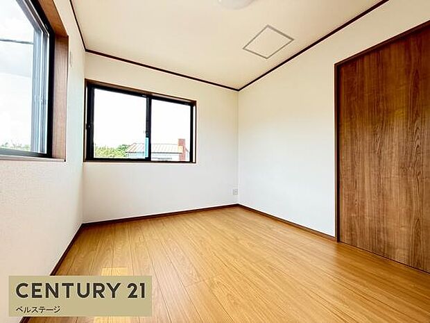 広々とした明るい洋室です！日当たり良好でお部屋が明るいです！収納スペース付きでお部屋の綺麗を保つことができます！
