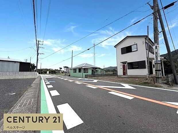 前面道路も広く乗用車のすれ違いも楽々の広さです！前方がひらけているため来客を迎える際にも案内がしやすく便利な立地です。