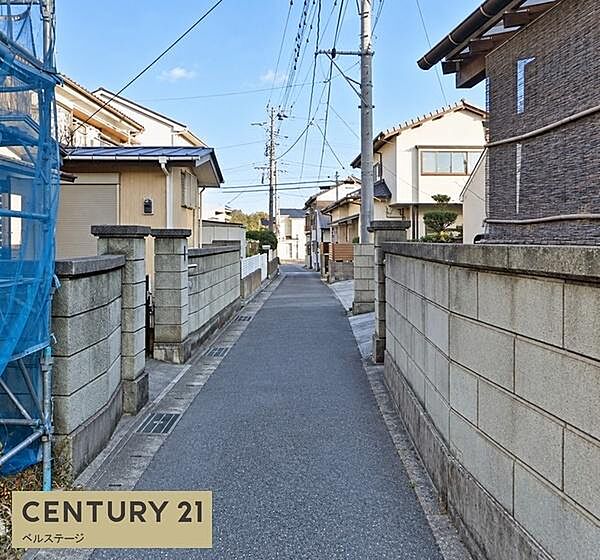 周囲は落ち着いた住環境が保たれており、プライバシーも守られやすい立地です。お家でのリラックスタイムを大切にしたい方に最適な周辺環境です。