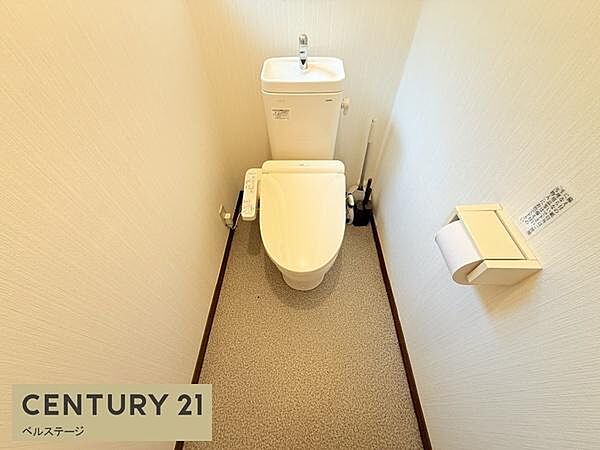 毎日使う場所だからこそ、清潔感と使いやすさにこだわりたいトイレ。白い壁と落ち着いた色合いの床でゆっくり過ごせる空間に仕上がっています。