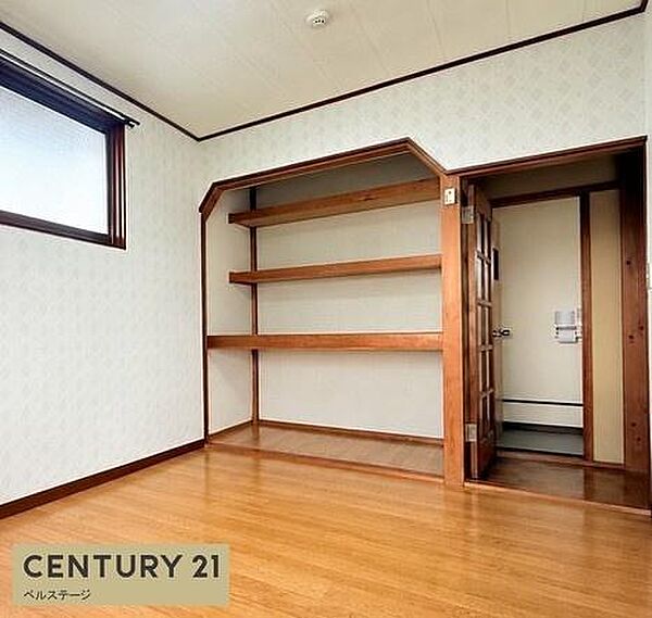 奥行きに十分なゆとりがあり、衣装ケースや大きめの布団、季節家電などもスッキリと収まる頼もしい収納空間です。限られた空間を有効活用でき、お部屋全体をいつでも綺麗に保ってくれます。