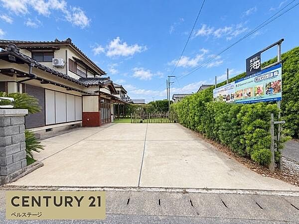 敷地内にゆったりとした駐車スペースを備えており、複数台の所有やご家族・ご友人などの来客時にも余裕をもって対応できます。愛車の出し入れが快適で、安心とゆとりをもたらします。