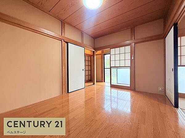 温かみのあるフローリングと落ち着いたトーンの内装の洋室。あたたかな雰囲気に包まれた室内は、1日の疲れをゆったりと癒す寝室や、プライベートな時間を過ごす書斎としても心地よくお使いいただけます。
