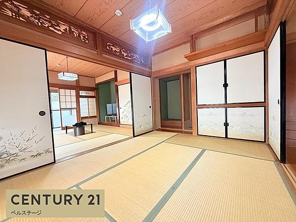 趣ある床の間が空間のアクセントになった、落ち着き溢れる和空間です。広々とした続き間タイプのため、生活スタイルに合わせて柔軟に活用可能。心地よい和の風情を感じながら、開放的な時間を楽しめます。
