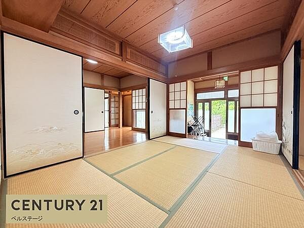 お布団や来客用の備品をスッキリ仕舞える押入れを備えており、いつでも綺麗な状態でお客様をお通しできます。多目的に使える柔軟性と機能性を兼ね備えた、住まいにひとつあると嬉しい空間です。