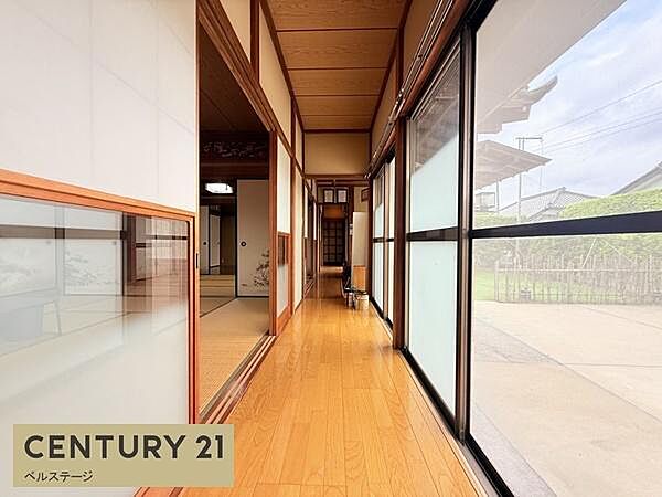 光の通り道となる明るい廊下は、住まい全体をパッと明るい雰囲気にしてくれます。圧迫感のない伸びやかな空間設計により、移動するたびに心地よさを実感していただける寛ぎの住空間です。