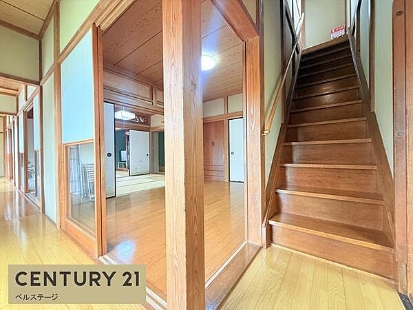 手すりが設置されているため、日々の階上・階下への移動がスムーズに行えます。踏み外し防止や立ち座りの動作をサポートし、ご家族全員が毎日安全・快適に暮らせる配慮が行き届いた嬉しい設備となっています。