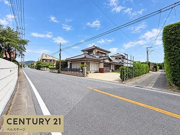 道幅にゆとりがあり、周囲の様子が見渡しやすい開放的な道路に面しています。お車の発進や歩行者の通行時にも視界がしっかりと確保されるため、ご家族全員が毎日安全・快適に暮らせる住環境が魅力です。