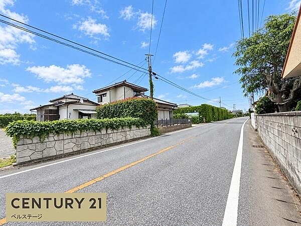 見通しの良い道路に面しており、お車の出し入れがとてもスムーズに行える住環境です。左右の視界がしっかり確保できるため、毎日の通勤や送迎、大きな買い物の際にも安心感をもって快適に運転していただけます。