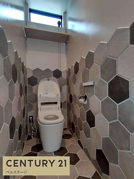 明るく清潔感のある快適なトイレ空間