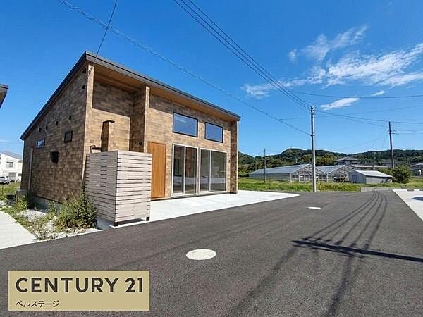 前面道路も広く車のすれ違いも楽々です！