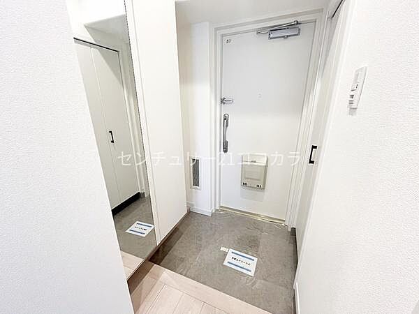 玄関、シューズボックス白を基調とした明るい内装で、帰宅した瞬間にホッとできる玄関です！収納力のあるシューズボックスが完備されており、家族全員の靴をスッキリ収められます。