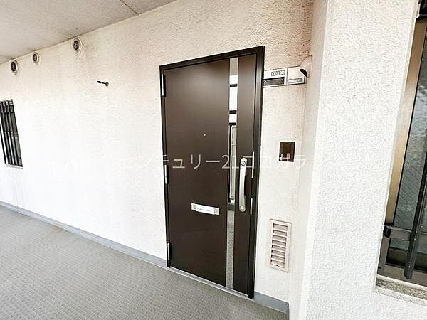 玄関ドアシックな色合いで、お家の顔として落ち着きを感じさせる玄関ドアです！頑丈な造りで防犯面にも配慮されており、毎日安心して過ごせます。
