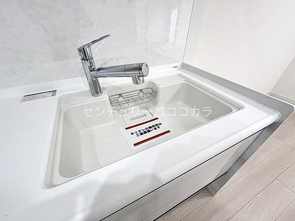 水栓、シンク使いやすい大きなシンクに洗剤ポケットを装備！洗剤やせっけんスポンジもすっきり収納できます。