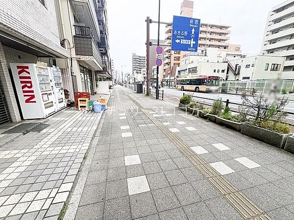 前面道路を含む現地写真スーパーが近くにあるので買い忘れや急な買い足しにもすぐに対応できます♪