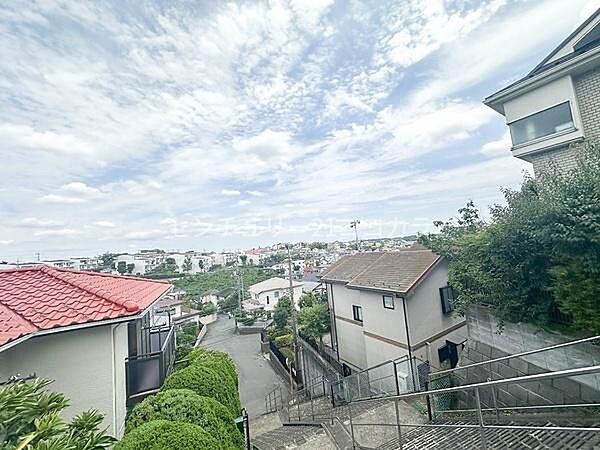 その他現地高台の心地よい開放感を感じられる、非常に見晴らしの良い周辺環境です！遮るもののない遠くの街並みや山々までスッキリと見渡すことができます。