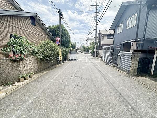 前面道路含む現地写真周辺は交通量が少なく、大変落ち着いた暮らしやすい住宅街です！緑豊かな自然を感じられるのどかな住環境が広がっています。