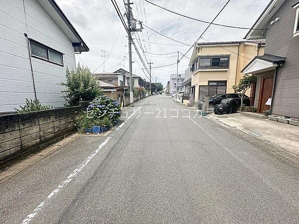 前面道路含む現地写真すっきりと綺麗に舗装された前面道路が伸びています！道幅が程よく確保されており、見通しも良いため安心感があります。
