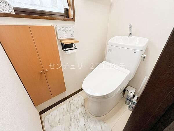 トイレ吊り戸棚を備えた機能的なトイレ。小窓から差し込む優しい光が爽やかで、トイレットペーパーのストック等もすっきり片付きます。室内の写真はCGで家具を消して空室後のイメージを再現しています。