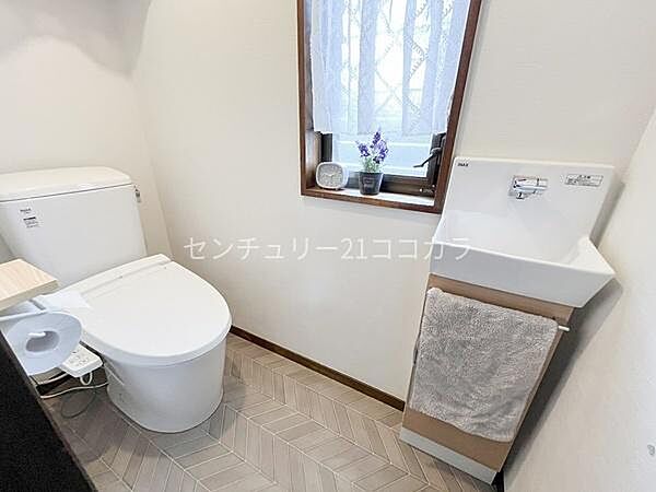 トイレ手洗い場が独立した清潔感のあるトイレスペースです。使い勝手が良く、小さなお子様やご両親も安心して使用できます。室内の写真はCGで家具を消して空室後のイメージを再現しています。