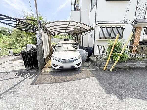 駐車場お車の出し入れがスムーズに行える敷地内駐車場です。前面道路との段差も少なく、運転が苦手な方でも安心して駐車が可能。自転車やバイクを置くスペースとしてもゆとりを持ってご活用いただけます！