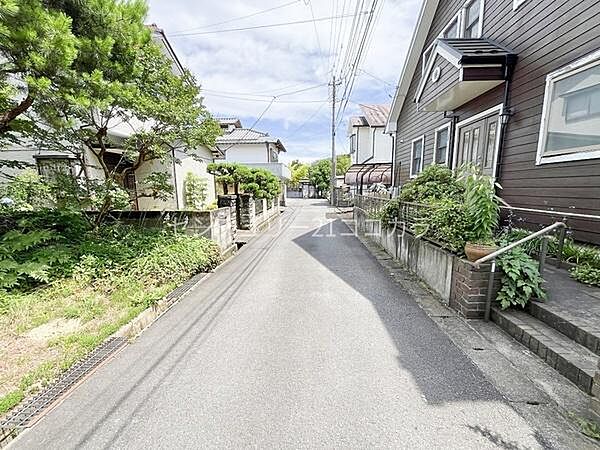 前面道路含む現地写真静かで車通りが少ない、安心感あふれる前面道路。周囲は落ち着いた住宅街が広がっており、小さなお子様がいるご家庭でも安心！四季折々の心地よい風を感じながら快適にすごせます。