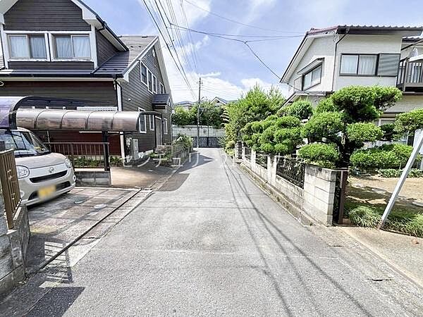 前面道路含む現地写真視界が開けており、お車のすれ違いもスムーズに行える綺麗な道路環境です。お隣との空間もしっかり確保されているため圧迫感がなく、のびのびとした住環境を実感していただける好立地です。