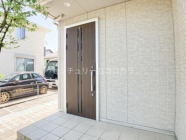玄関ドア重厚感ある落ち着いたデザインの玄関ドア。お家の顔として温かみのある佇まいでご家族やゲストをお出迎えしてくれます。庇（ひさし）がしっかりあるため、雨の日の鍵の開け閉めも濡れずに快適です！