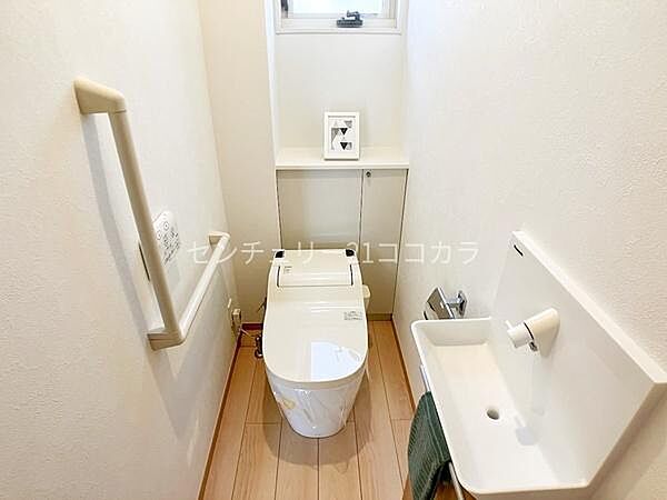 トイレ独立した手洗いカウンターを完備したゆとりあるトイレスペース！手すりも設置されており、ご年配の方やお子様も安心・快適に利用できるバリアフリー配慮の設計です。窓付きで常に清潔な空気を保てます。