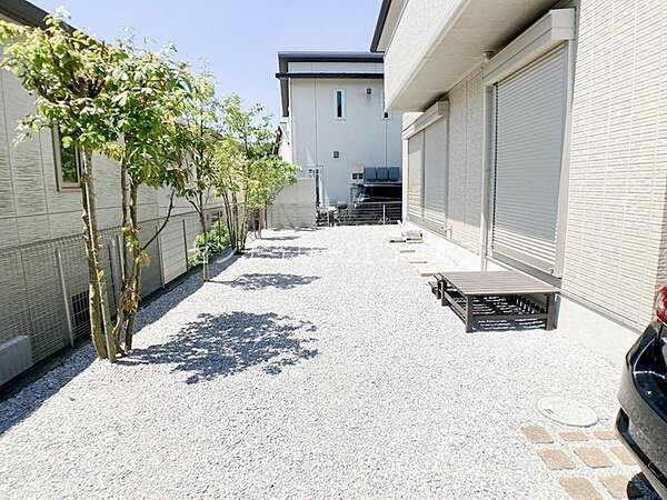 駐車場お車の駐車がスムーズに行えるゆとりあるカースペースを確保！愛車の駐車はもちろん、自転車やバイクの置場としても活用可能。毎日の出し入れやお買い物の荷物運びも楽々です♪