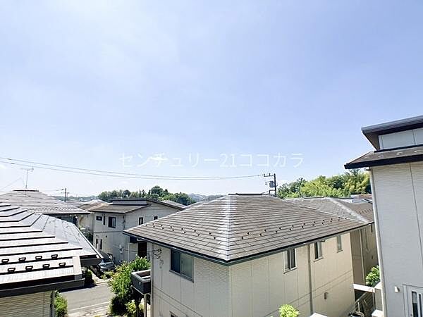 バルコニーからの眺望見晴らしが良い開放的な眺望！周辺は落ち着いた戸建て街が広がっており、遮るもののない青空と心地よい風を感じられます。のびのびとした良好な住環境を実感していただけます！