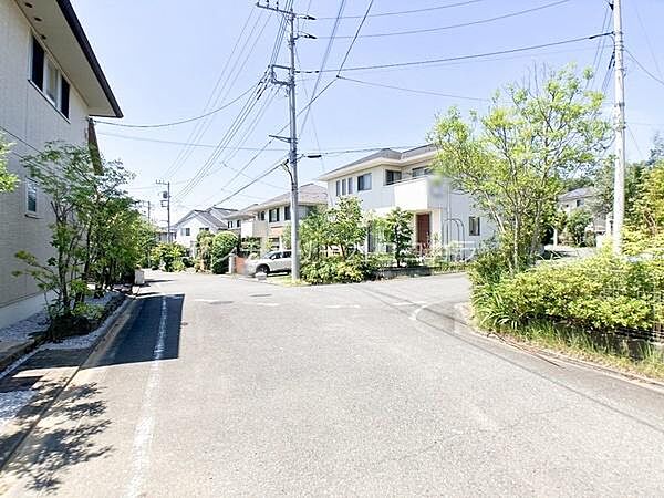 前面道路含む現地写真幅員にゆとりがあり、お車のすれ違いも安心な前面道路。歩道も綺麗に整備されており、小さなお子様のお散歩や登下校も安全！静かで落ち着いた街並みが広がり、安心して永く暮らせる住環境！
