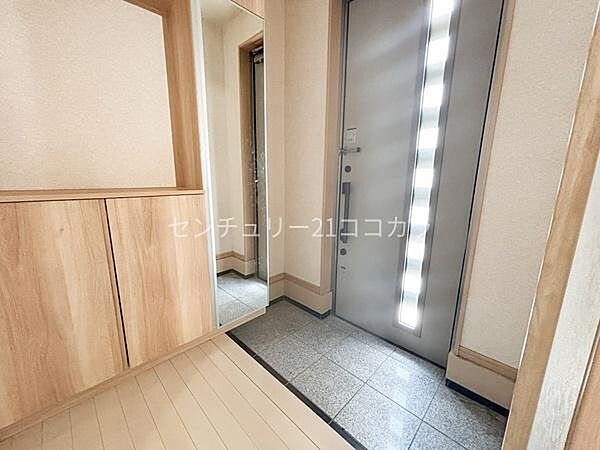 玄関やわらかな木目の玄関収納を備えた明るい玄関！大容量のシューズボックスがあり、ご家族全員の靴をすっきり収められます。いつでも綺麗な状態をキープでき、気持ちよく家族やゲストを迎え入れられます。
