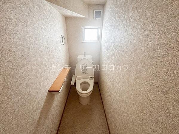 トイレ温水洗浄便座を完備し、小物を置ける便利な棚が備わっています。小窓からの採光で明るく、いつでも清潔で居心地の良い空間です。