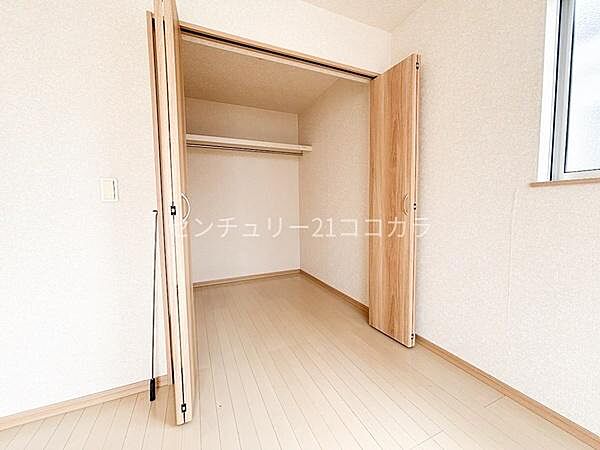 ウォークインクローゼット衣類や大きな荷物をたっぷり収納できる便利なウォークインクローゼット！服もすっきり整理整頓できます。お部屋を広く使うための心強い収納スペースです♪