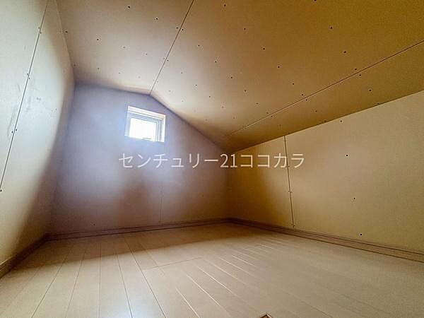 屋根裏収納季節物の家電やスーツケース、イベント用品などをまとめて収容できる便利な屋根裏収納！小窓付きで換気も行え、住空間をスッキリと綺麗に保つことができます。日常の居住スペースを広く使えて大活躍♪