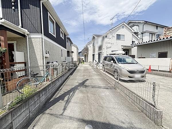 駐車場敷地内にしっかりと確保された出し入れしやすい駐車場スペース！前面道路の見通しも良く、落ち着いて愛車の駐車が行えます。