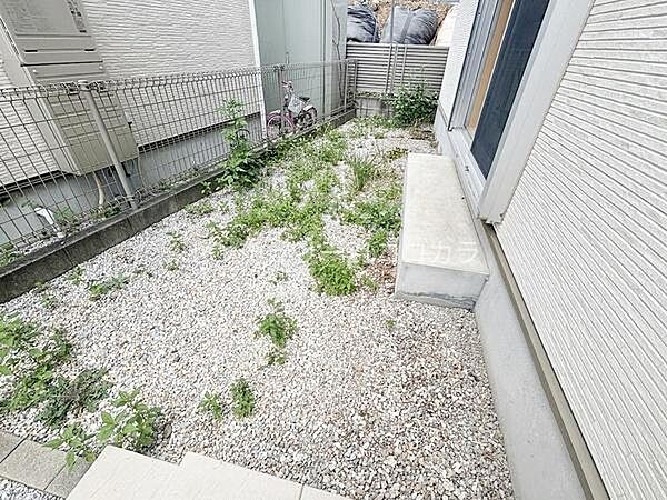 庭砂利が敷き詰められたお手入れのしやすいお庭スペース！ガーデニングや家庭菜園、日差しを浴びながらのDIYなど多目的に楽しめます。プライベート感があり、おうち時間をより豊かに彩ってくれる空間♪