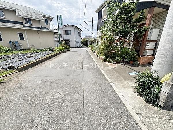 前面道路含む現地写真周辺は街並みが綺麗に整った閑静な住宅街！前面道路は見通しが良く車通りも落ち着いているため、小さなお子様やご年配の方の歩行も安心です。