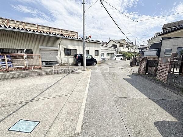 前面道路含む現地写真綺麗に舗装されたすっきりと見通しの良い前面道路。道路幅にも十分なゆとりがあり、対向車とのすれ違いや駐車場への入庫も落ち着いて行えます。静かで住み心地の良い落ち着いた住宅街です。