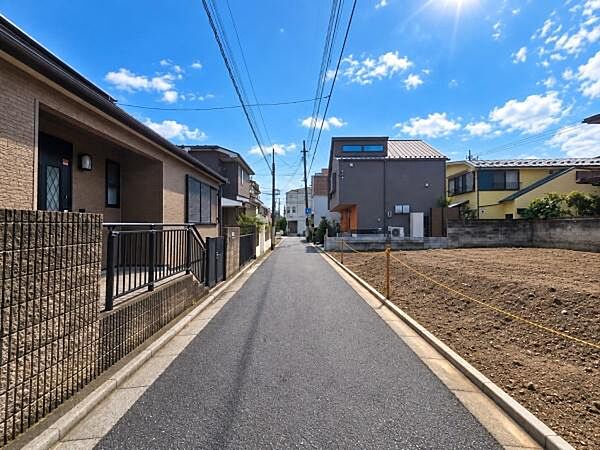 練馬駅利用×前道交通量少なめ！車の通り抜けが少なく、小さなお子様がいるご家庭も安心の好環境。落ち着いた住宅街に位置する建築条件付き土地です。ライフスタイルに合わせた自由な間取りを叶えられます。
