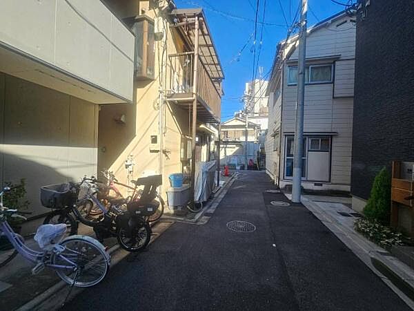 【前面道路】北側前面道路はセットバックにより歩道がしっかり確保されており、小さなお子様の通学や毎日の歩行も安心・安全です。将来的な道路整備も見込める、落ち着いた住環境が魅力の立地です。