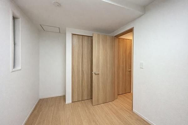 温かみある木目ドア。明るいお部屋だからこそ、温かみのある茶色のドアが綺麗に映えます♪※画像編集で家具を消しております。※画像編集で家具を消しております。