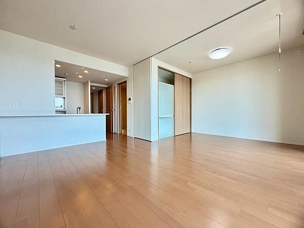 人気の対面キッチンを完備◎14.4帖のLDK全体が明るく見渡せる開放的なLDKです！