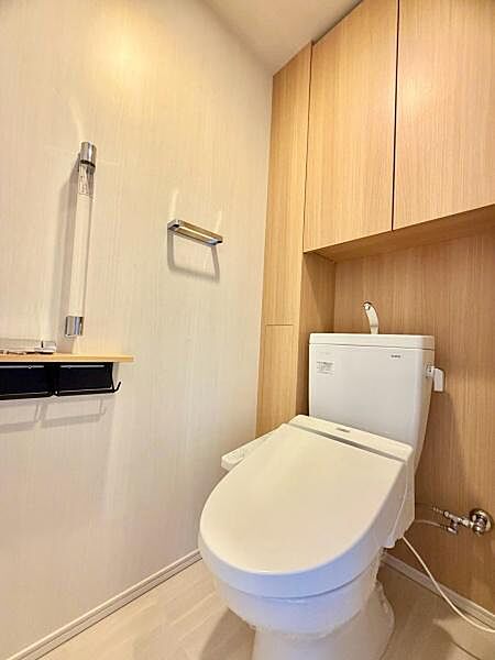 人気の温水洗浄便座を完備！清潔感があり、毎日快適に使用できるトイレ空間です♪