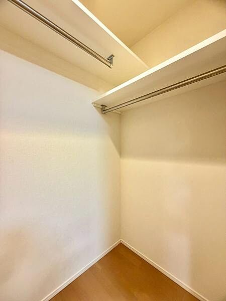 ハンガーパイプ＆棚付きWIC。ロングコートも型崩れせず、小物の整理もスムーズです！