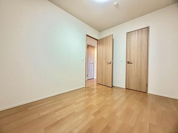 陽当たり・通風良好な洋室！毎朝心地よい光で目覚められる明るい空間です！