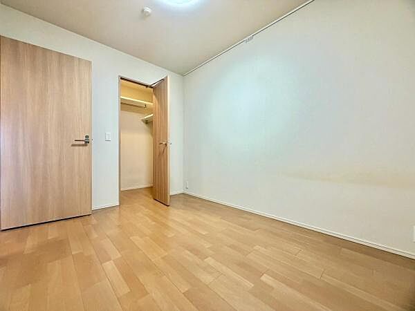 自然な風合いが心地よいお部屋♪飽きのこない優しい色合いで、毎日の暮らしに安らぎを与えます♪