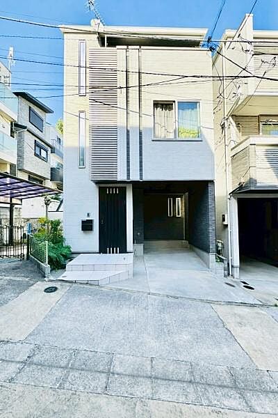 洗練されたモノトーンデザインが印象的な一邸。機能美と上質な住空間が調和した、都会派のための住まいです。