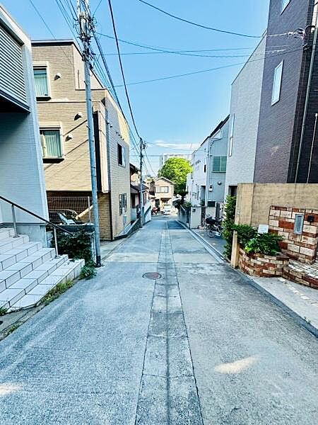 落ち着いた住環境に位置し、周辺との調和がとれた街並みが魅力です。
